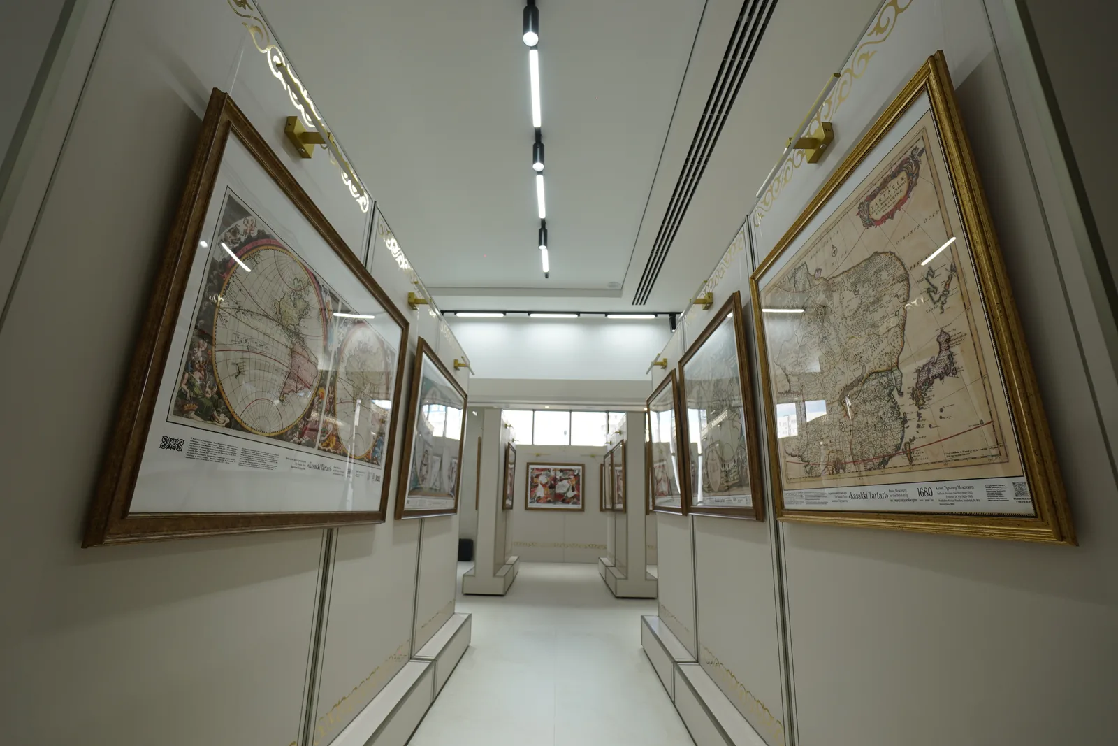 Старинные карты в экспозиционных рамах